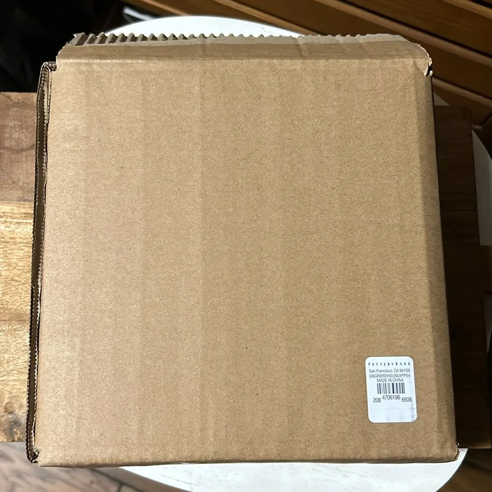 Pottery Barn Gingerbread House Set of 4 Appetizer plates BNIB - Picture 9 of 9